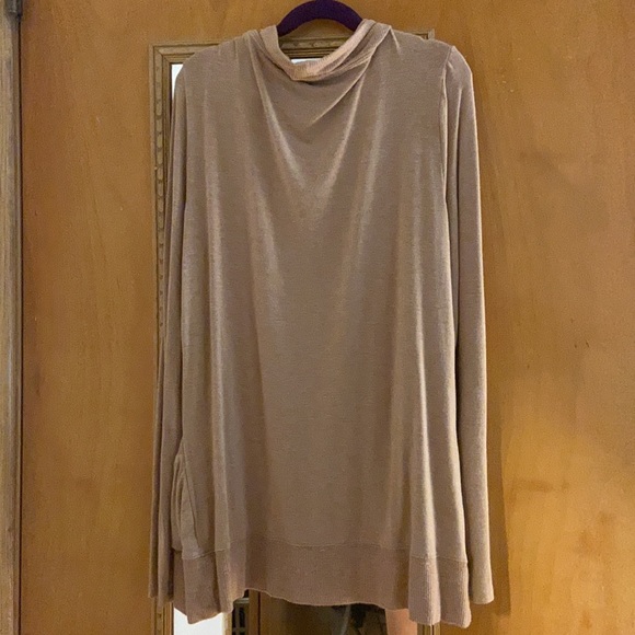 BARELY WORN Cardigan w pockets - Picture 2 of 2